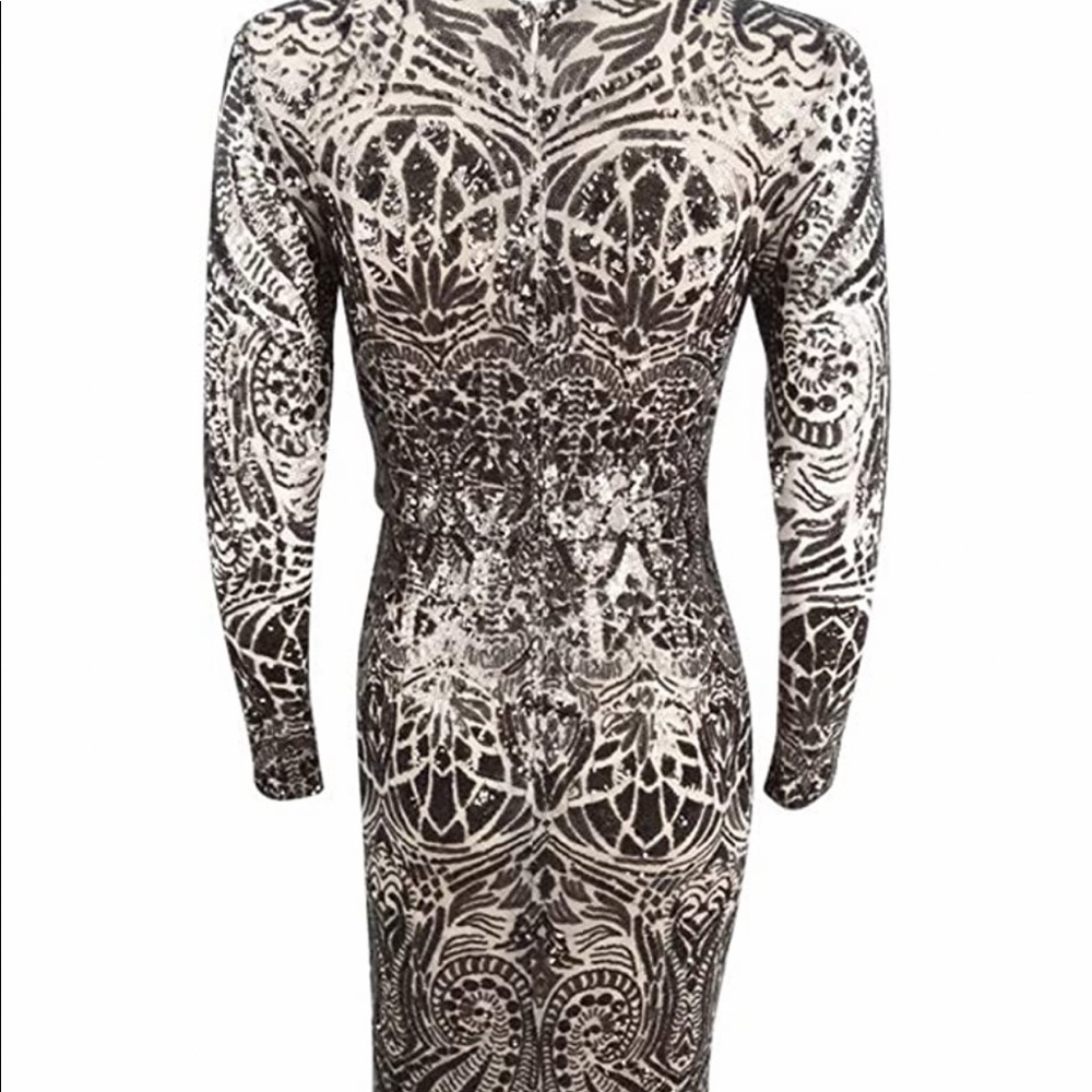 This long Betsey and adam dress features long sleeves and is a blouson